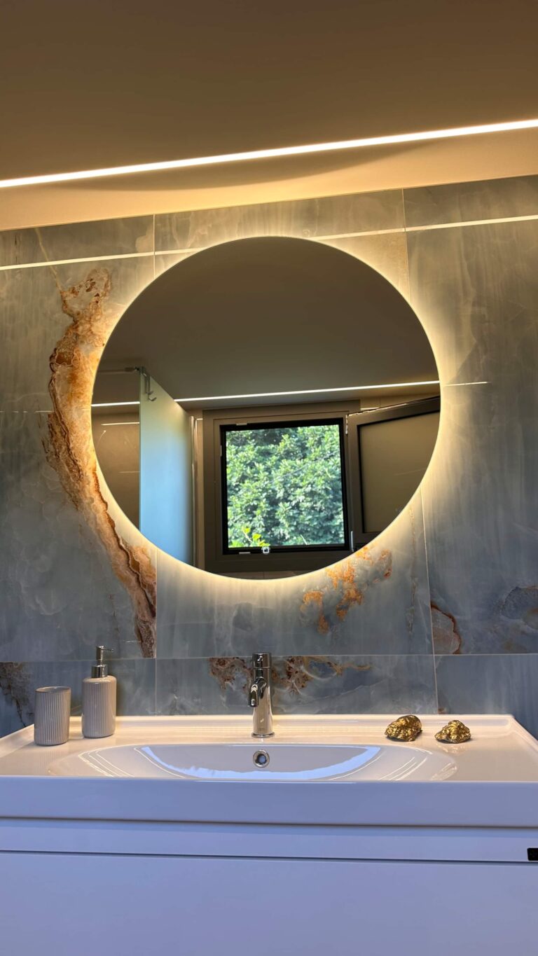Το πολυτελές μπάνιο συνδυάζει σύγχρονο design, με κομψές μαρμάρινες επιφάνειες, δημιουργώντας μια αίσθηση χαλάρωσης. Απολαύστε το ντους σας σε έναν προσεγμένο χώρο υψηλής αισθητικής.