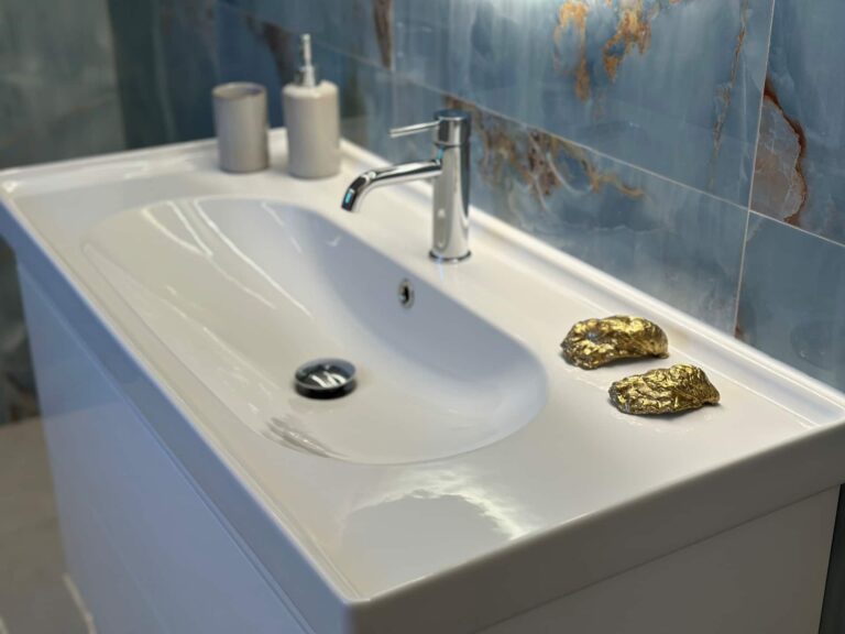 Το πολυτελές μπάνιο συνδυάζει σύγχρονο design, με κομψές μαρμάρινες επιφάνειες, δημιουργώντας μια αίσθηση χαλάρωσης. Απολαύστε το ντους σας σε έναν προσεγμένο χώρο υψηλής αισθητικής.