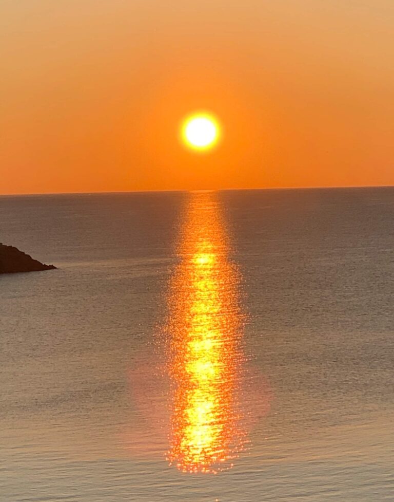 Καθώς ο ήλιος δύει, περπατήστε ή απολαύστε ένα μπάνιο στα γαλήνια νερά. Το ηλιοβασίλεμα που χάνεται στο Ιόνιο, με θέα τη Λευκάδα και τον φάρο του Μύτικα να ξεπροβάλλει μέσα στη θάλασσα, θα σας χαρίσει μια εικόνα που θα μείνει για πάντα στη μνήμη σας.