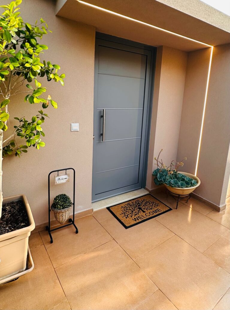 Ο κήπος και οι εξωτερικοί χώροι του Sunset Suite Mytikas.
