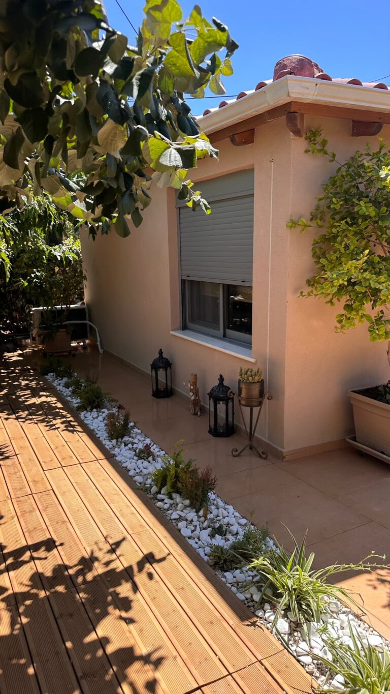 Ο κήπος και οι εξωτερικοί χώροι του Sunset Suite Mytikas.