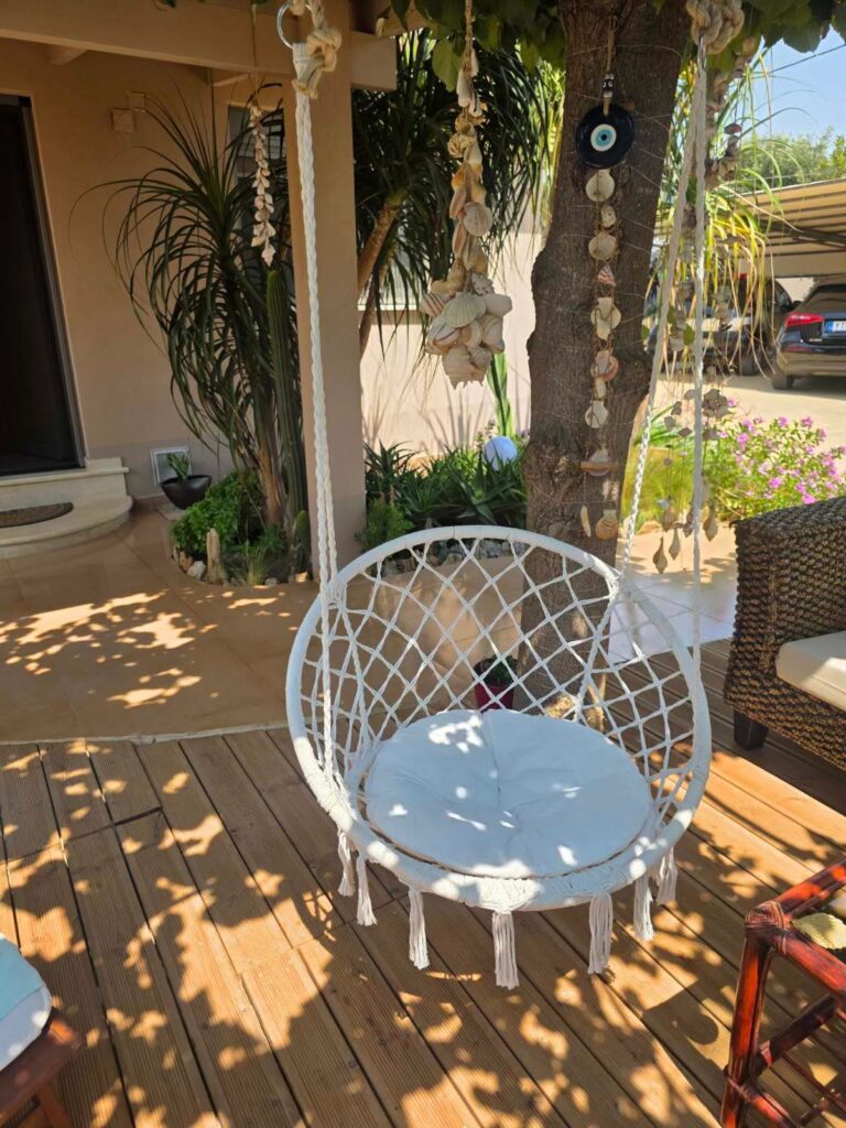 Ο κήπος και οι εξωτερικοί χώροι του Sunset Suite Mytikas.