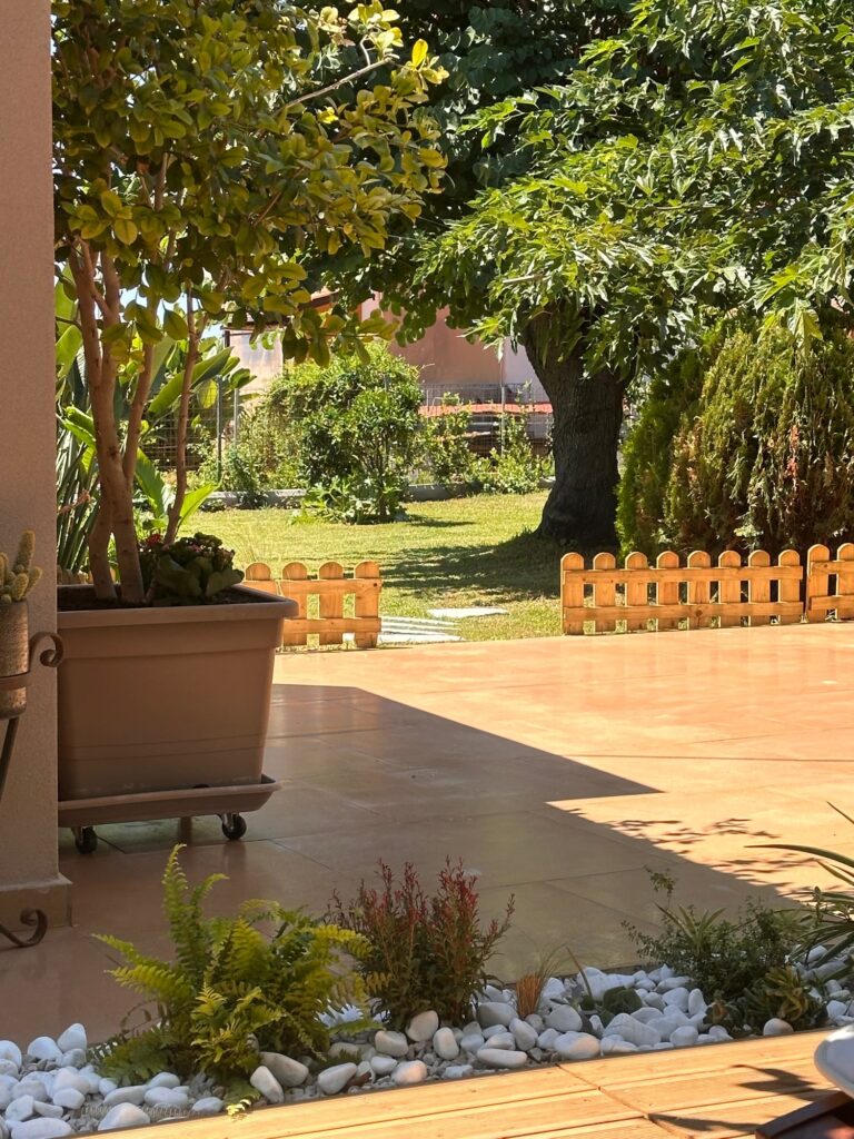 Ο κήπος και οι εξωτερικοί χώροι του Sunset Suite Mytikas.
