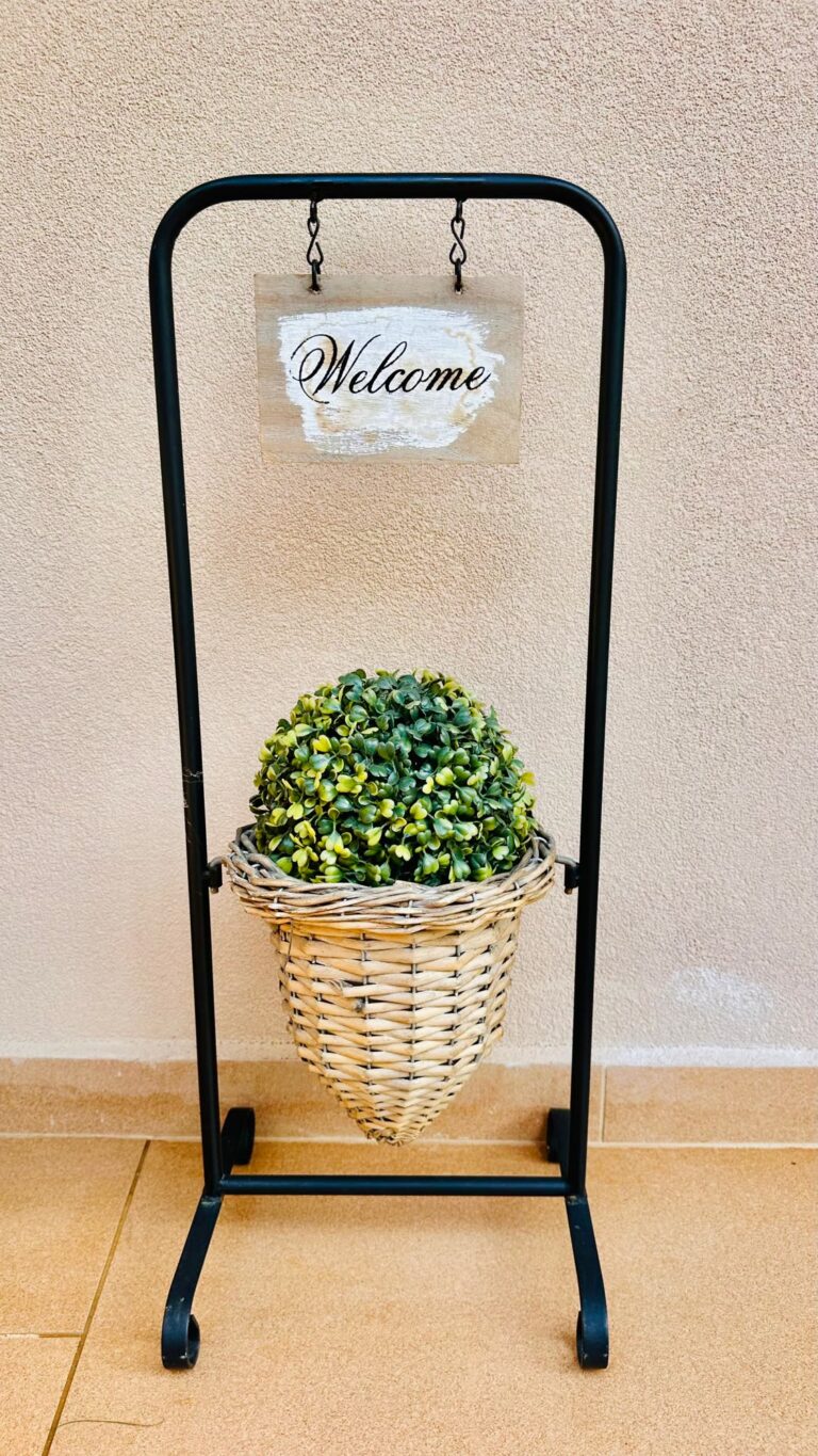 Ο κήπος και οι εξωτερικοί χώροι του Sunset Suite Mytikas.