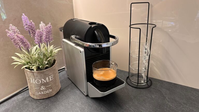 Ξεκινήστε την ημέρα σας με έναν αρωματικό espresso από τη μηχανή καφέ, δοκιμάζοντας τις εκλεκτές κάψουλες που σας προσφέρουμε. Απολαύστε το πρωινό σας με θέα και χαρίστε στις διακοπές σας το ιδανικό ξεκίνημα.