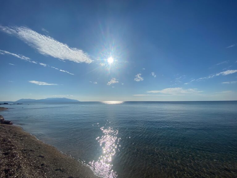 Η παραλία είναι πολύ κοντά στο σπίτι και μπορείτε όλη τη διάρκεια της ημέρας να κολυμπήσετε στα υπέροχα νερά του Μύτικα έχοντας απόλυτη ηρεμία, μακριά από θόρυβο και πολυκοσμία.